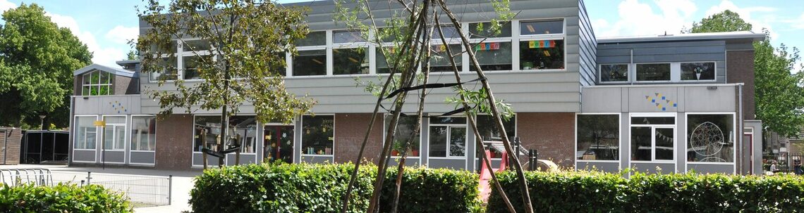 Aanzicht vanaf het schoolplein